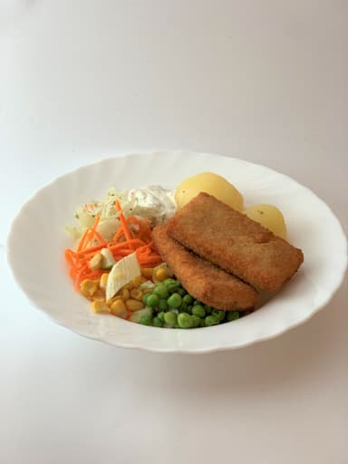 Laxpanett med kall örtsås, kokt potatis och måltidstillbehör