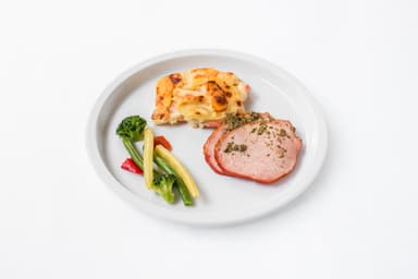 Örtbakad kassler, potatisgratäng, vaxbönblandning. Bärkräm