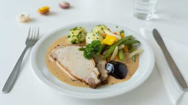 9. Helstekt kotlett med dragonsås, persiljesvängd potatis, haricots verts och vinbärsgelé*