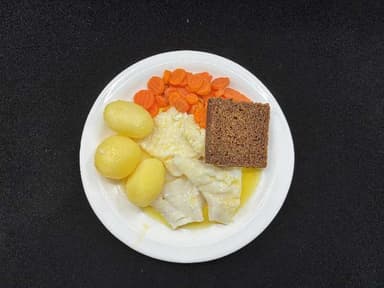 Soðinn þorskur með kartöflum, gulrótarsneiðum, smjöri og rúgbrauði. Brauðsúpa og léttþeyttur rjómi.