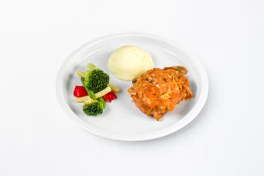 Ostgratinerad falukorv med tomat och grillgurka, potatismos, vaxbönsmix, Chokladpudding