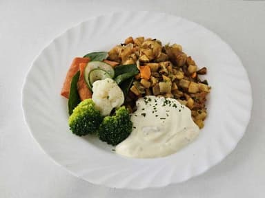 Kycklingpytt med mangochutneydressing och måltidstillbehör