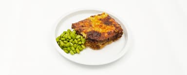 Vegetarisk moussaka, gröna sojabönor. Fruktsallad, vispad grädde