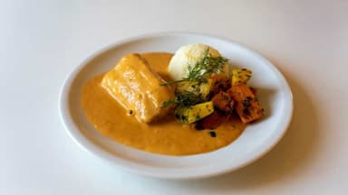 12. Ugnsbakad sejfilé med hummersås, potatismos och örtsvängda morötter