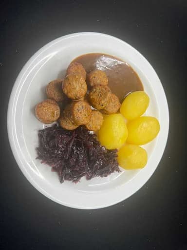 Oumph-bollur með kartöflum, brúnni sósu og rauðkáli. Grænmetissúpa
