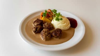 8. Köttbullar med gräddsås, potatismos, rotfrukter och lingonsylt*