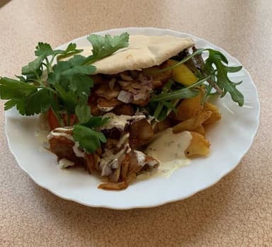 Kycklingkebab med pommes och måltidstillbehör