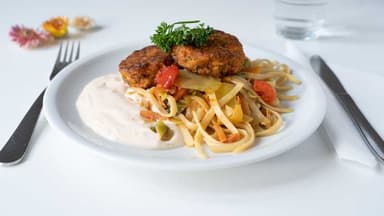 1. Broccolifritters med wokade nudlar och sweet chilidressing