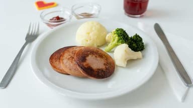 9. Stekt falukorv med potatismos, blomkål och broccoli 