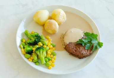Specialkost Jodfri - Köttfärsbiff med potatis och gräddsås och ångade grönsaker*