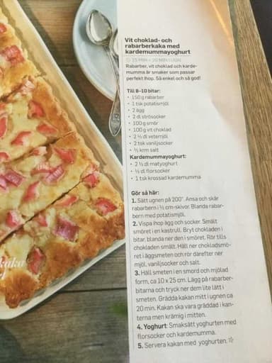 Rabarberkaka med vitchoklad serveras med kardemummagrädde