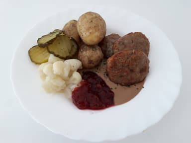 Pannbiff med kokt potatis, gräddsås och måltidstillbehör