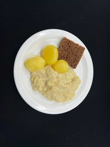Plokkfiskur með kartöflum, rúgbrauði og smjöri. Bláberjaskyr. 