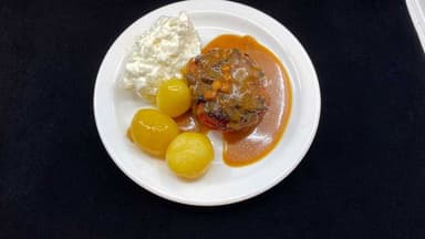 Fyllt paprika með steiktum kartöflum, rauðvínssósu og eplasalati. Apríkósugrautur.