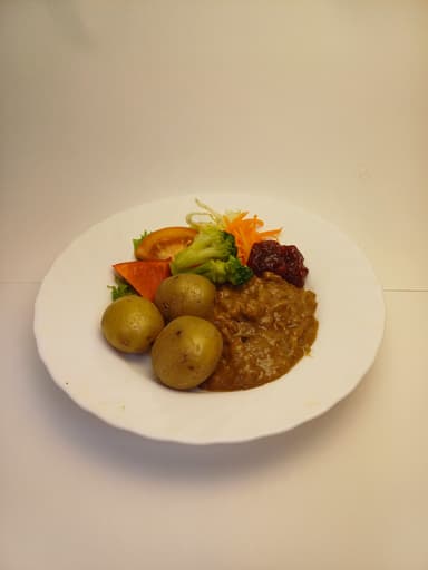 Lingongryta med kokt potatis och måltidstillbehör