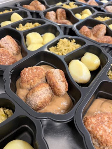 Kjøttkaker Erterstuing Brunsaus  Potet