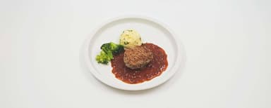 Dijonfärsbiff, rödvinssky, potatispuré med kryddgrönt, broccoli, Vinbärsdessert med dulce de leche