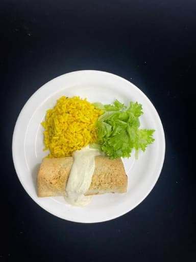 Fylltar roti-pönnukökur með hrísgrjónum og kryddjurtasósu. Tómatsúpa með eggi.