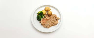 Bräserat fläskkött med champinjoner och vitlök, potatis, vaxbönblandning. Fruktsallad, vispgrädde