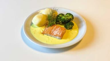 10. Lax med citronsås, kokt potatis och broccoli