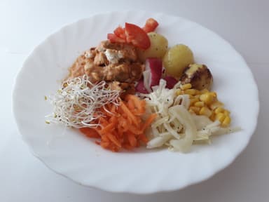 Vegetarisk Medelhavsgratäng med stekt potatis och måltidstillbehör