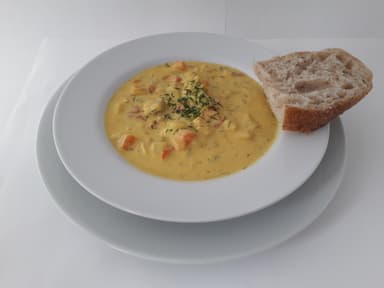 Fisksoppa serveras med måltidstillbehör