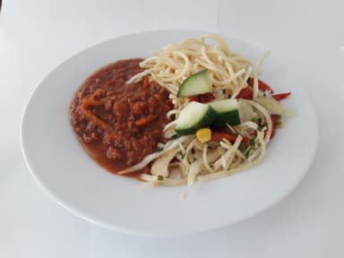 Pasta med köttfärssås och måltidstillbehör