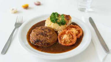 7. Nötfärsbiff med soltorkad tomat, basilikasky, potatisgratäng och bakad tomat
