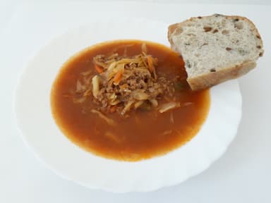 Mustig färssoppa serveras med måltidstillbehör