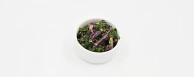 Sallad med grönkål, rödkål, solrosfrö, citron- och senapsdressing
