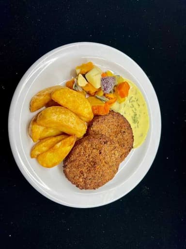 Svartbaunabuff, kartöflubátar, béarnaise-sósa, rótargrænmeti. Brauðsúpa og léttþeyttur rjómi.
