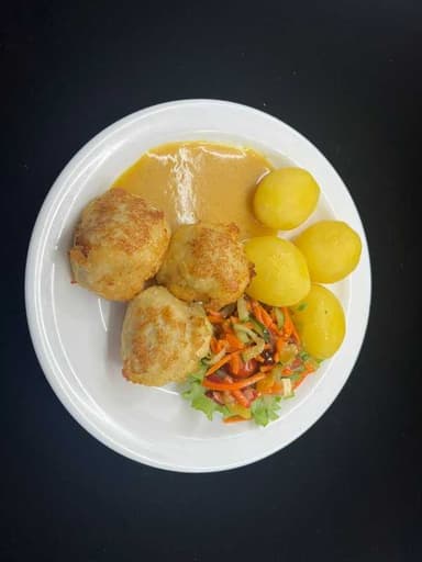 Fiskibollur með kartöflum, hrásalati og karrýsósu. Blómkálssúpa.