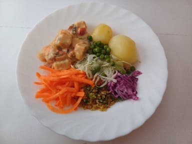 Sweetchiliquorn med kokt potatis, grönsaker och måltidstillbehör