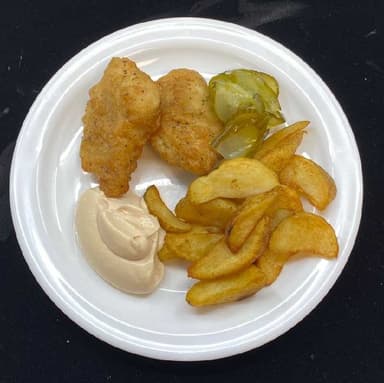 Steiktur fiskur í orlý með kartöflubátum, salati og kokkteilsósu. Kakósúpa og tvíbökur.