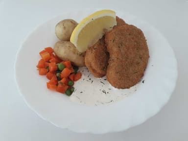Skagenfisk med kokt potatis, dillcreme, citron och måltidstillbehör