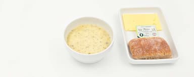 Potatis- och purjolökssoppa, bröd, margarin, ost. Aprikossmoothie