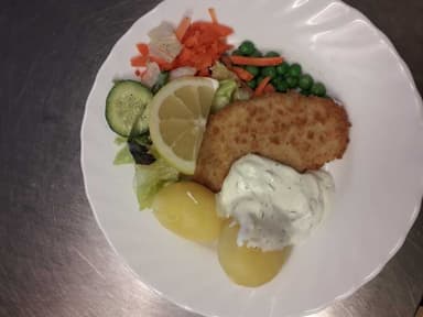 Skagenfisk med kokt potatis, dillcreme, citron och måltidstillbehör