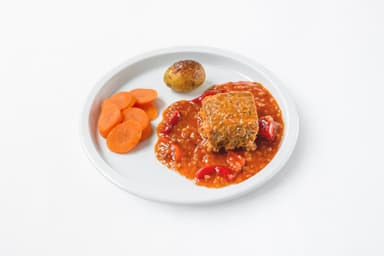 Grekisk ugnsfärs med fetaost och örter, tomatsås, ugnsstekt potatis, morötter med persilja. Fruktsallad
