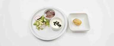 Matjessill, gräddfil med gräslök, färskpotatis, sallad med rädisor, Jordgubbar, grädde