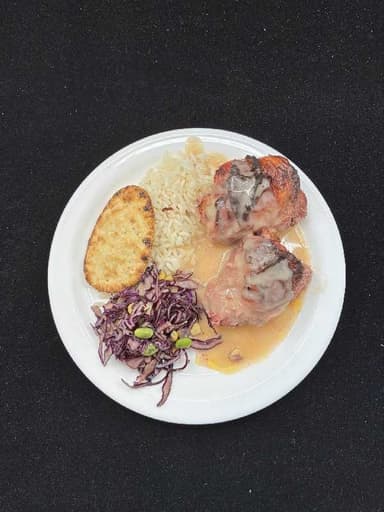 Tikka Masala kjúklingu með hrísgrjónum, naanbrauði og rauðkálssalati