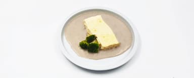 Omelett med slät svampsås, broccoli, Kladdkaka, vispad grädde