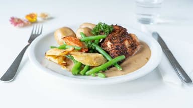 4. Örtstekt kycklingbröst med krämig grönpepparsås, rostade rotfrukter med haricots verts och kokt potatis