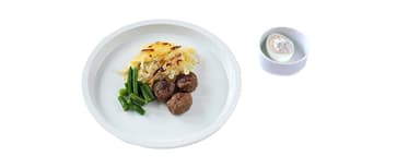 Janssons Frestelse, ägghalva med kaviar och gräslök, köttbullar, Brytbönor i citronolja, Silviakaka