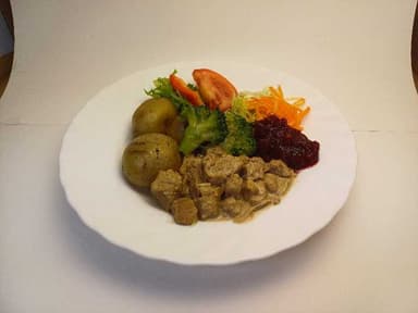 Lingongryta, veg, med kokt potatis och måltidstillbehör