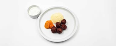 Sojabönsbollar, kall örtsås, potatismos, morötter med persilja, Fruktsallad