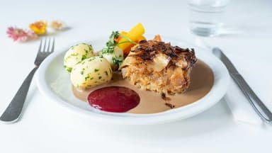 3. Kålpudding med gräddsås, persiljesvängd potatis, ångade morötter, lingonsylt* 