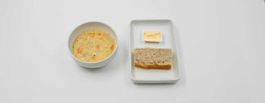 Italiensk kycklingsoppa med rotfrukter, bröd, margarin. Rabarber- och jordgubbspaj, vaniljsås