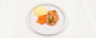 Ostgratinerad falukorv med tomat och purjolök, potatismos, morötter med persilja, Fruktsallad