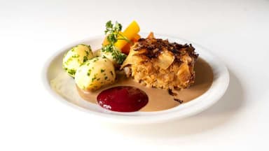 3. Kålpudding med gräddsås, persiljesvängd potatis, ångade morötter, lingonsylt* 