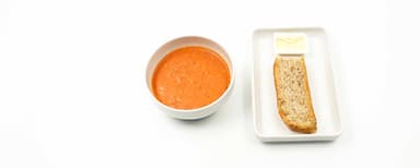 Tomatsoppa med rostad majs och nötfärs, creme fraicheklick, focaccia, Citronkaka